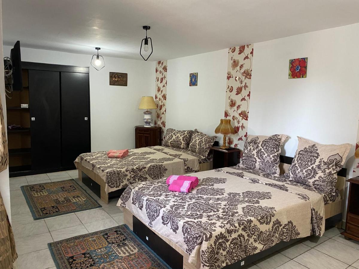 Camere De Inchiriat Maria Corbu Buitenkant foto
